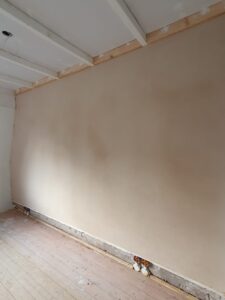 Leem stucwerk met finish toplaag in de kleur Taupe